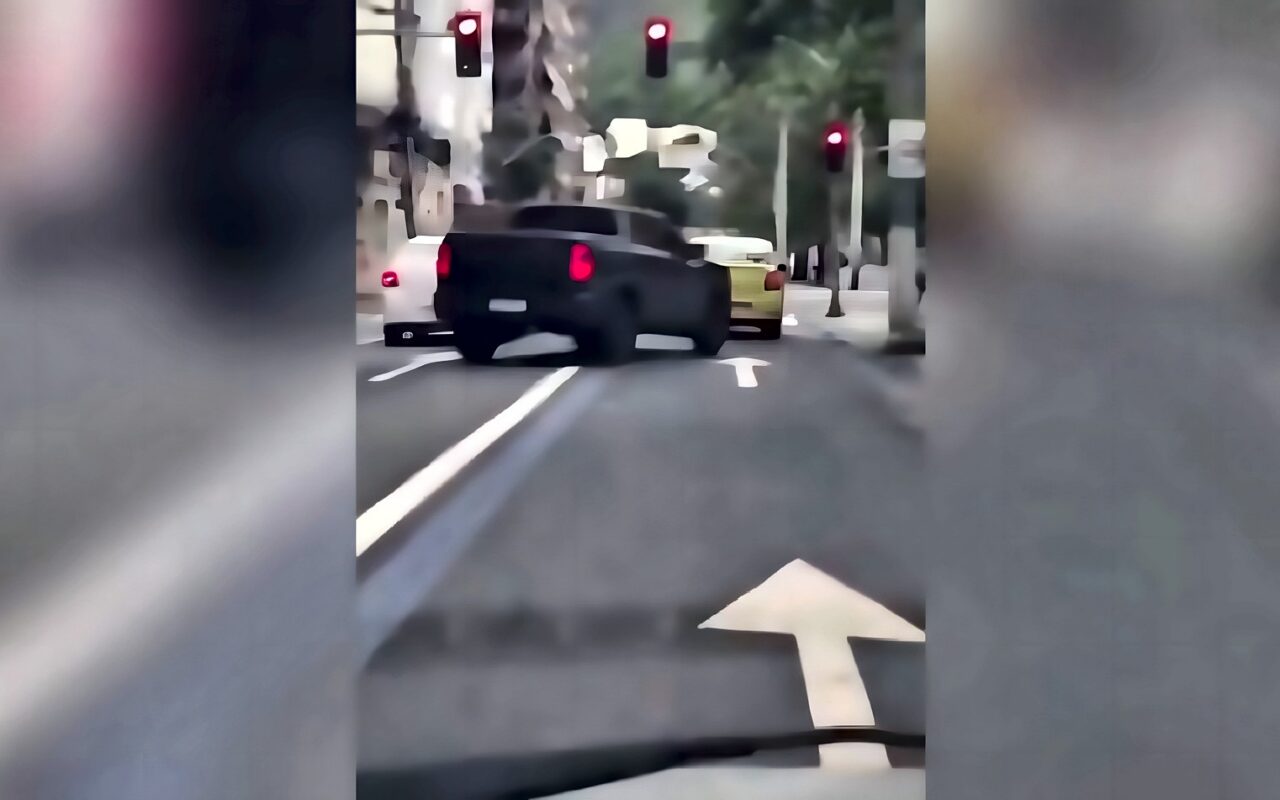 البرازيل.. سرقة سيارة تحت تهديد السلاح في مدينة ريو دي جانيرو