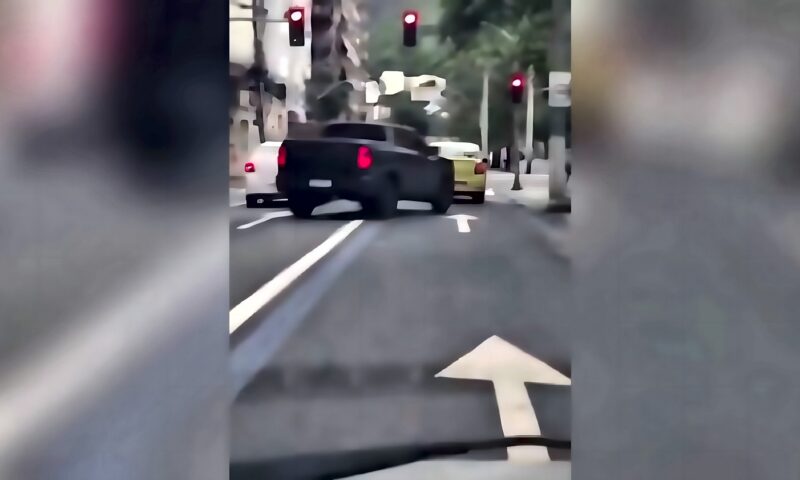 البرازيل.. سرقة سيارة تحت تهديد السلاح في مدينة ريو دي جانيرو