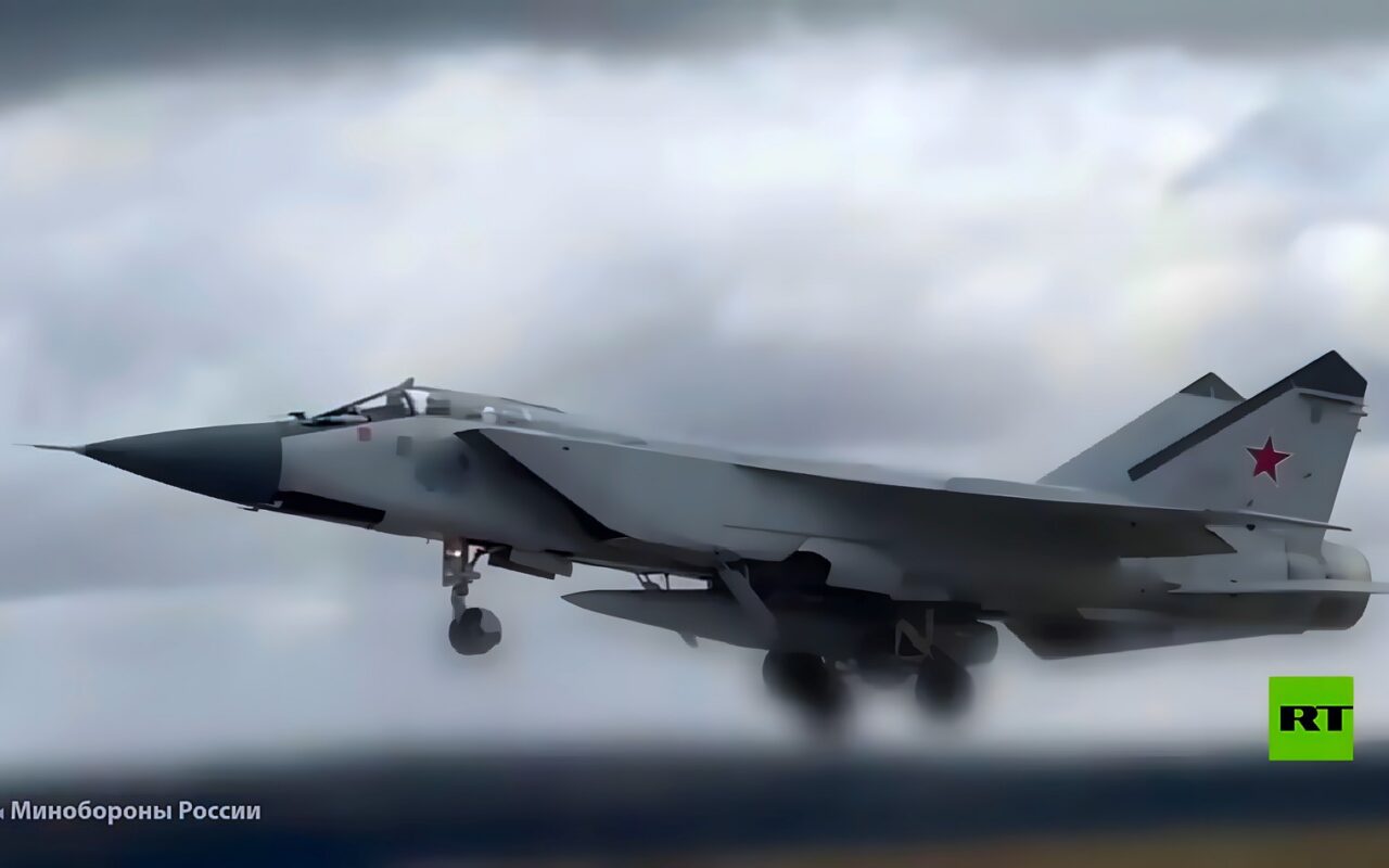 تدريب أطقم طائرات الـ”MiG-31″ خلال المناورات الاستراتيجية “تسينتر-2026”