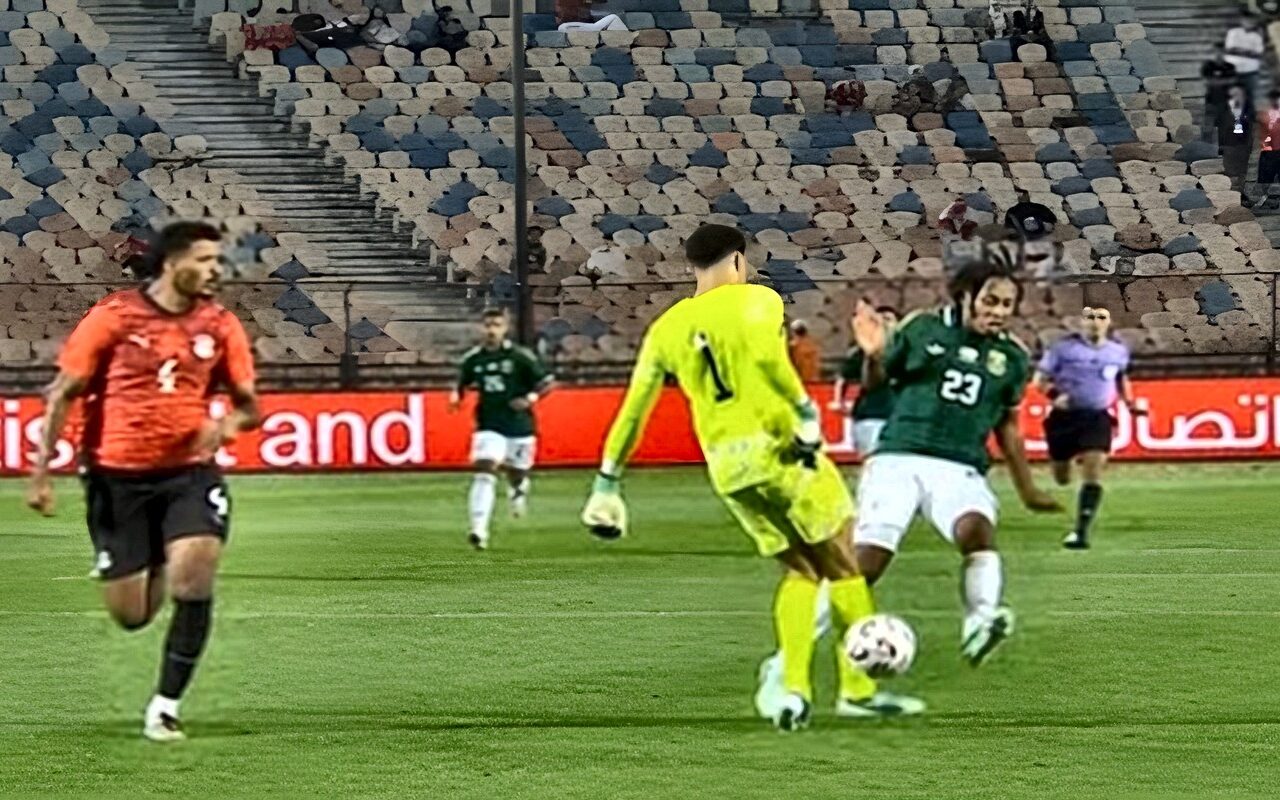 بهفوة شوبير.. منتخب مصر يسقط على أرضه أمام جنوب إفريقيا