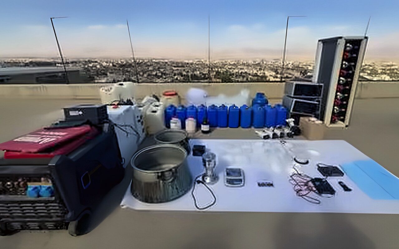 الجيش اللبناني: مداهمة منزل لتصنيع المخدرات وتوقيف 7 أشخاص