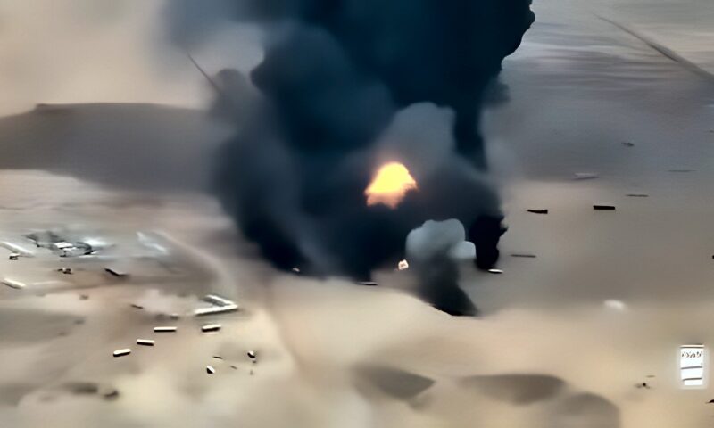 الحوثيون ينشرون مشاهد توثق استهداف “تحشيدات سعودية” في رأس العارة بالصواريخ الباليستية