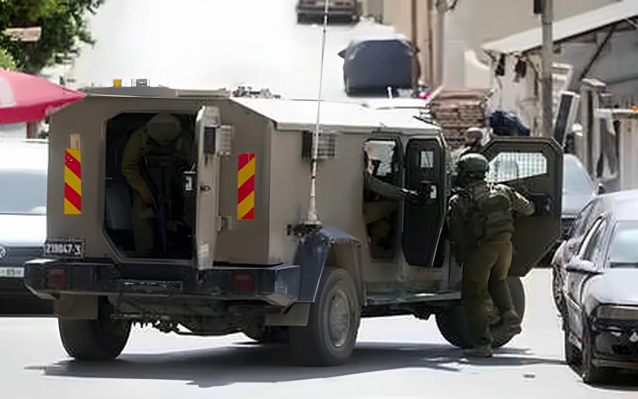 جنود إسرائيليون يقتلون مواطنا فلسطينيا في الخليل ويلتقطون “سيلفي” مع جثته