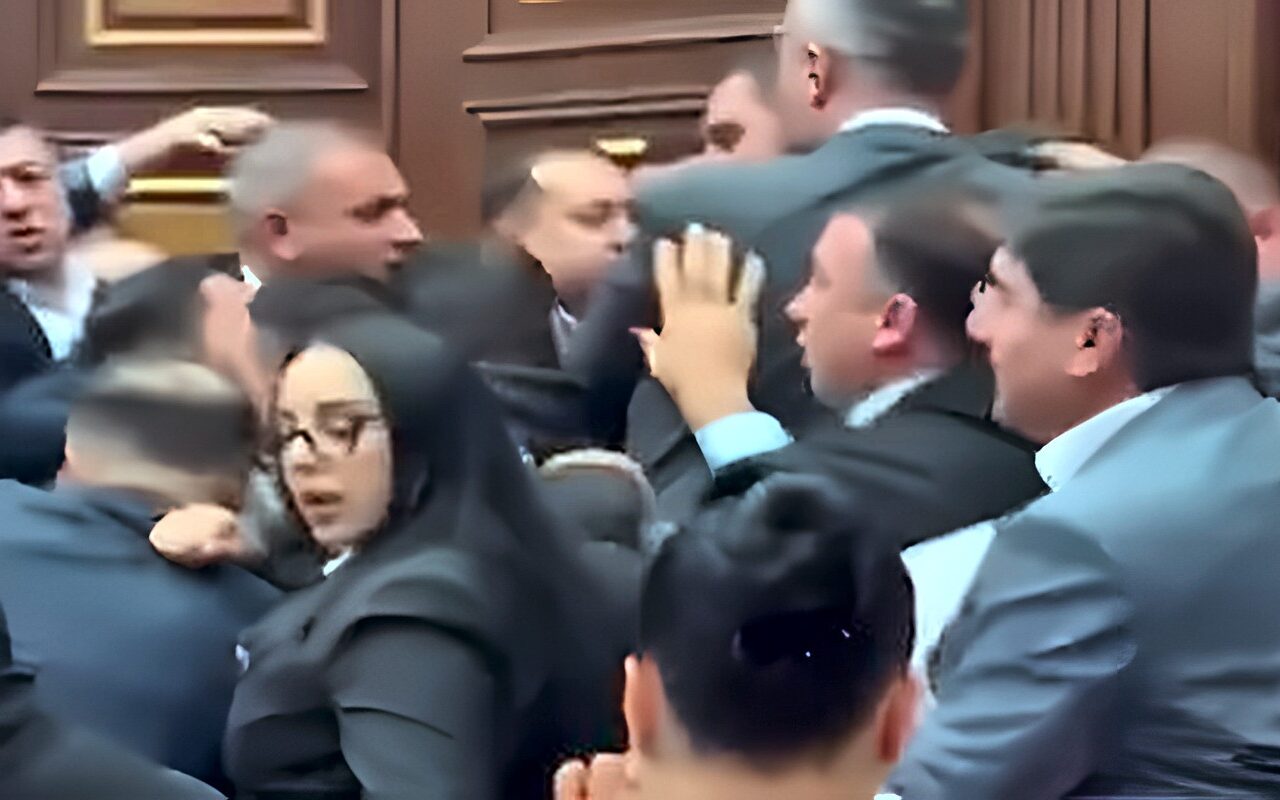 ثلاث مشاجرات جماعية بين النواب تحول البرلمان الأرميني إلى ساحة قتال