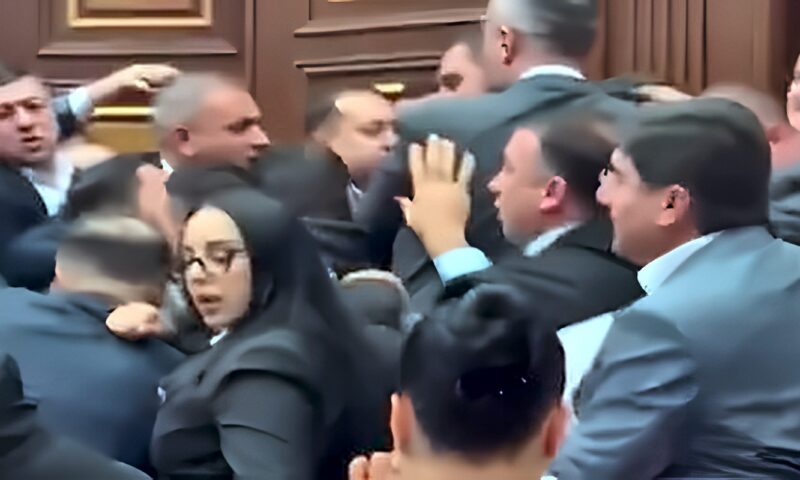 ثلاث مشاجرات جماعية بين النواب تحول البرلمان الأرميني إلى ساحة قتال