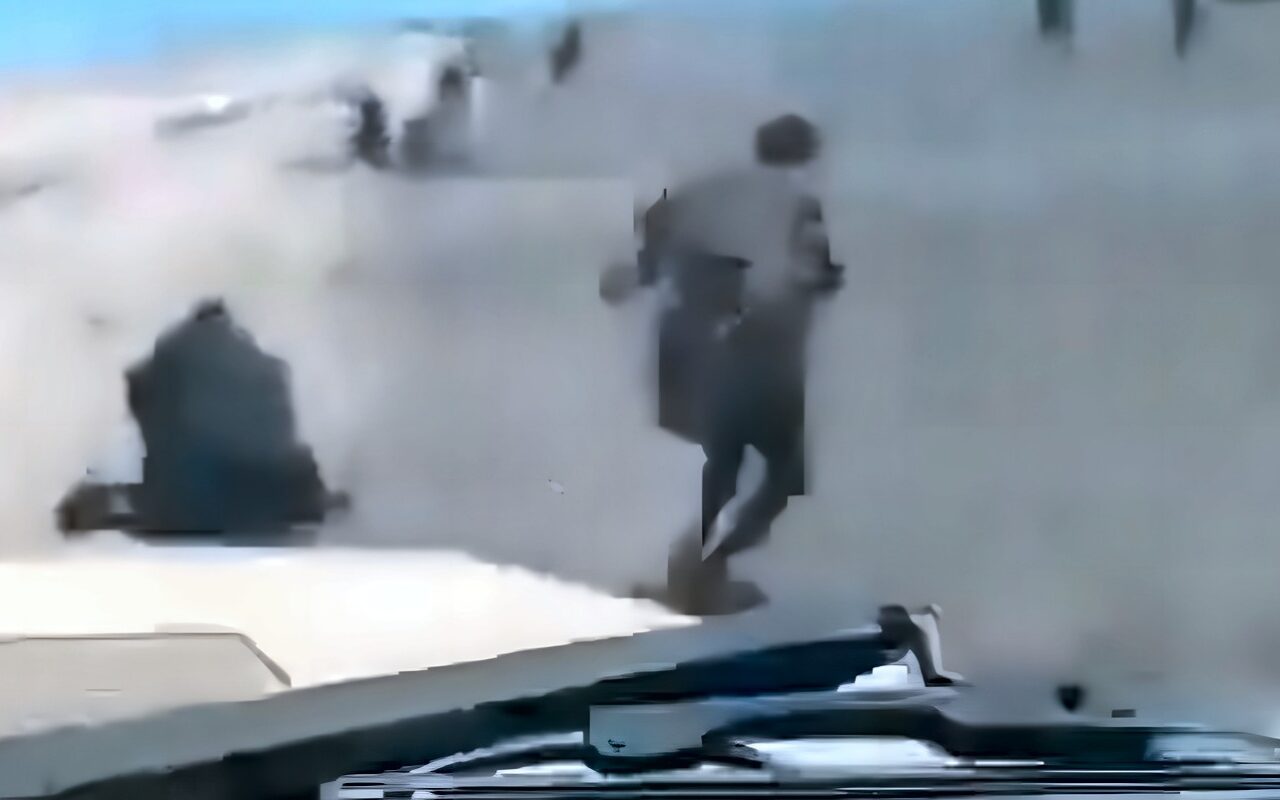 فيديوهات صادمة قرب باب المندب.. تحقيق في دهس لـ”مقاتلين حوثيين يستسلمون” ومخاوف من جرائم حرب