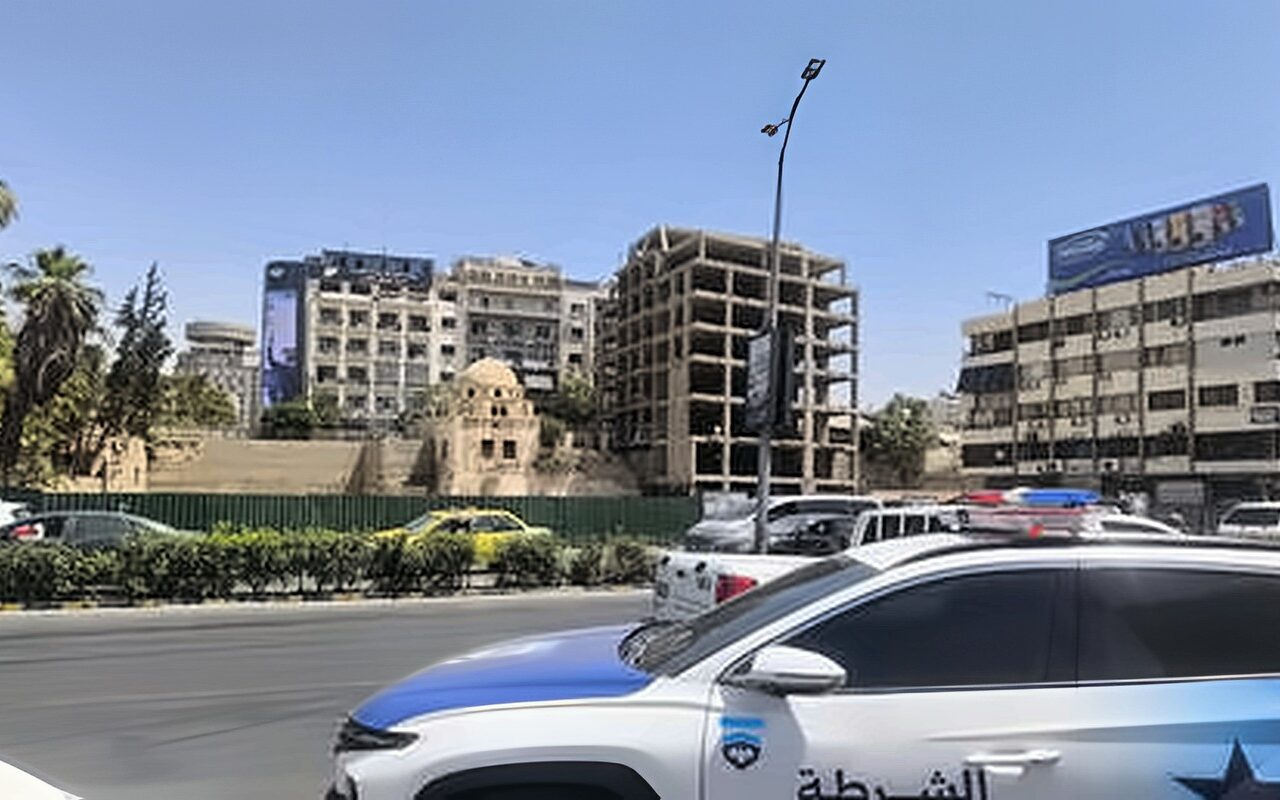 سوريا.. مداهمات وتصعيد في الصنمين.. نساء الحي في مواجهة القوى الأمنية
