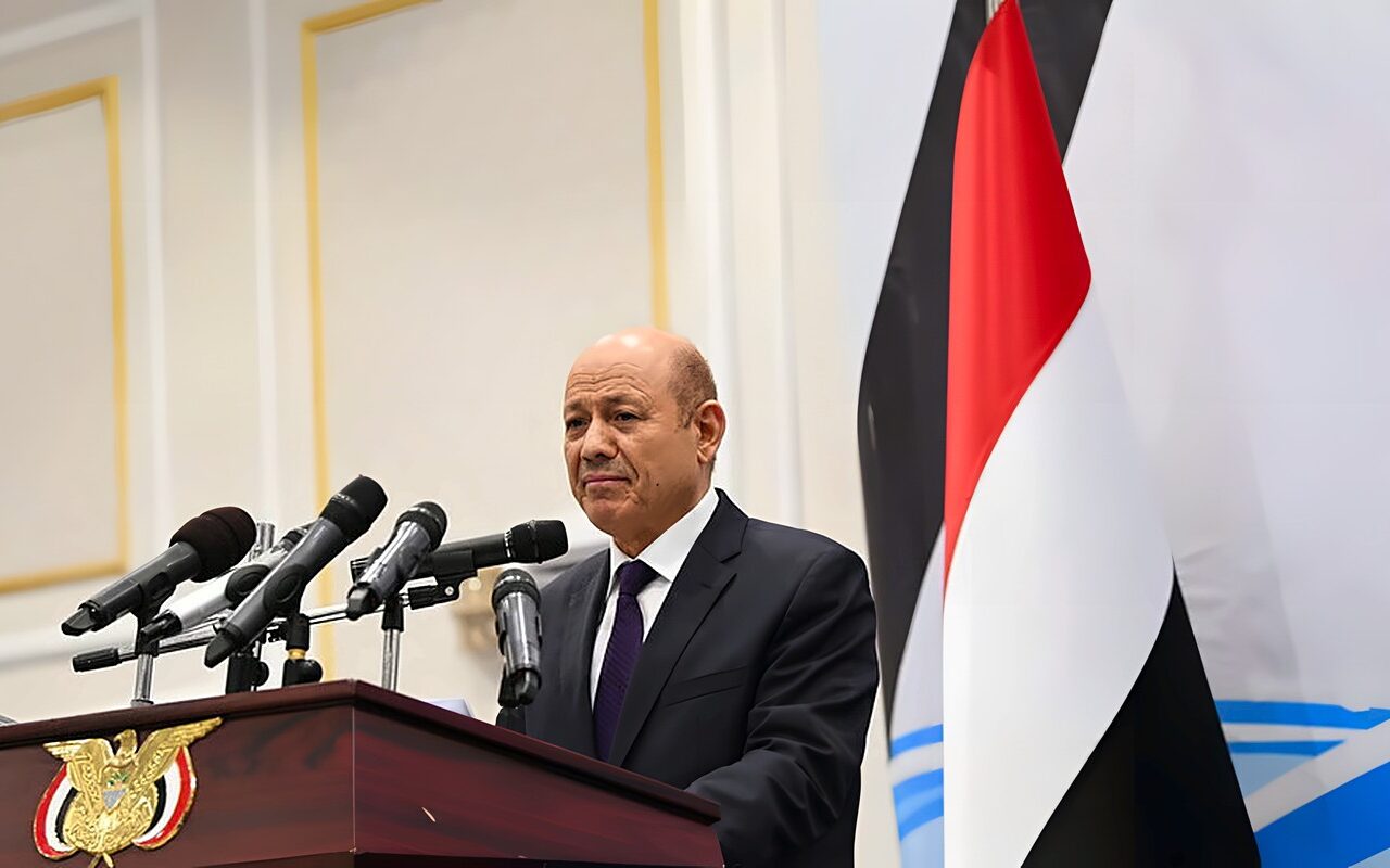 اليمن.. العليمي يعرض العفو والأمان على مسلحي الحوثي ويحدد هدفا لن تغيره التعقيدات في ساحات القتال