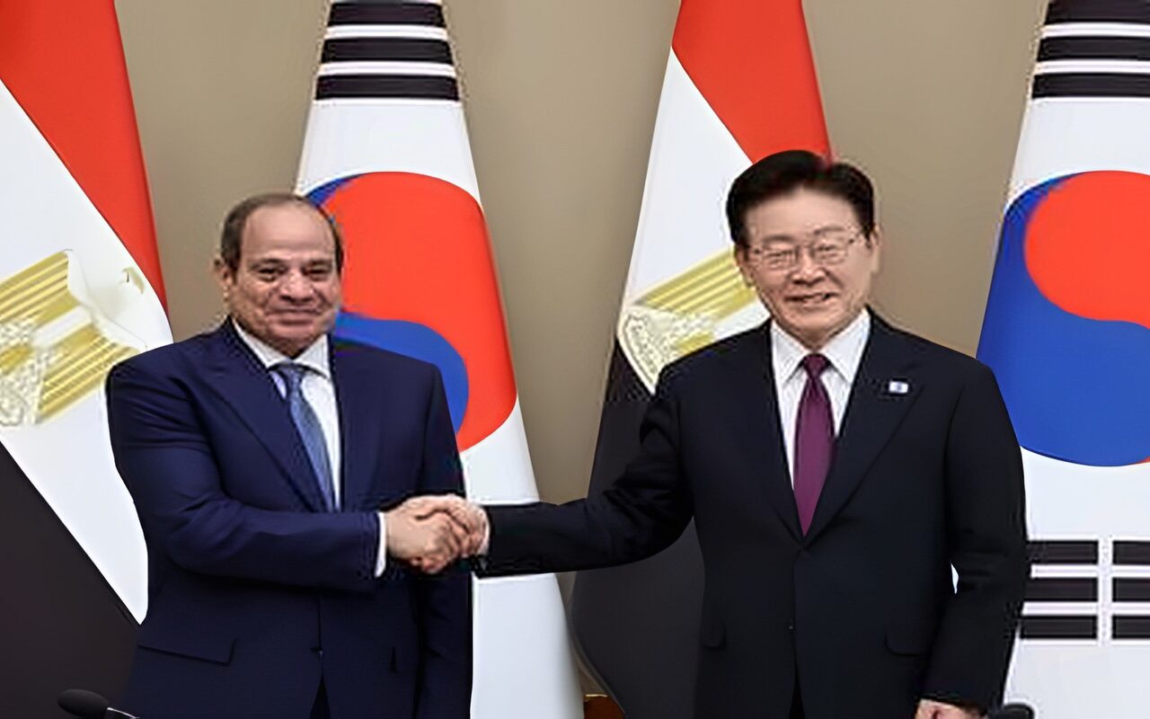 هدية فاخرة من رئيس كوريا الجنوبية للسيسي