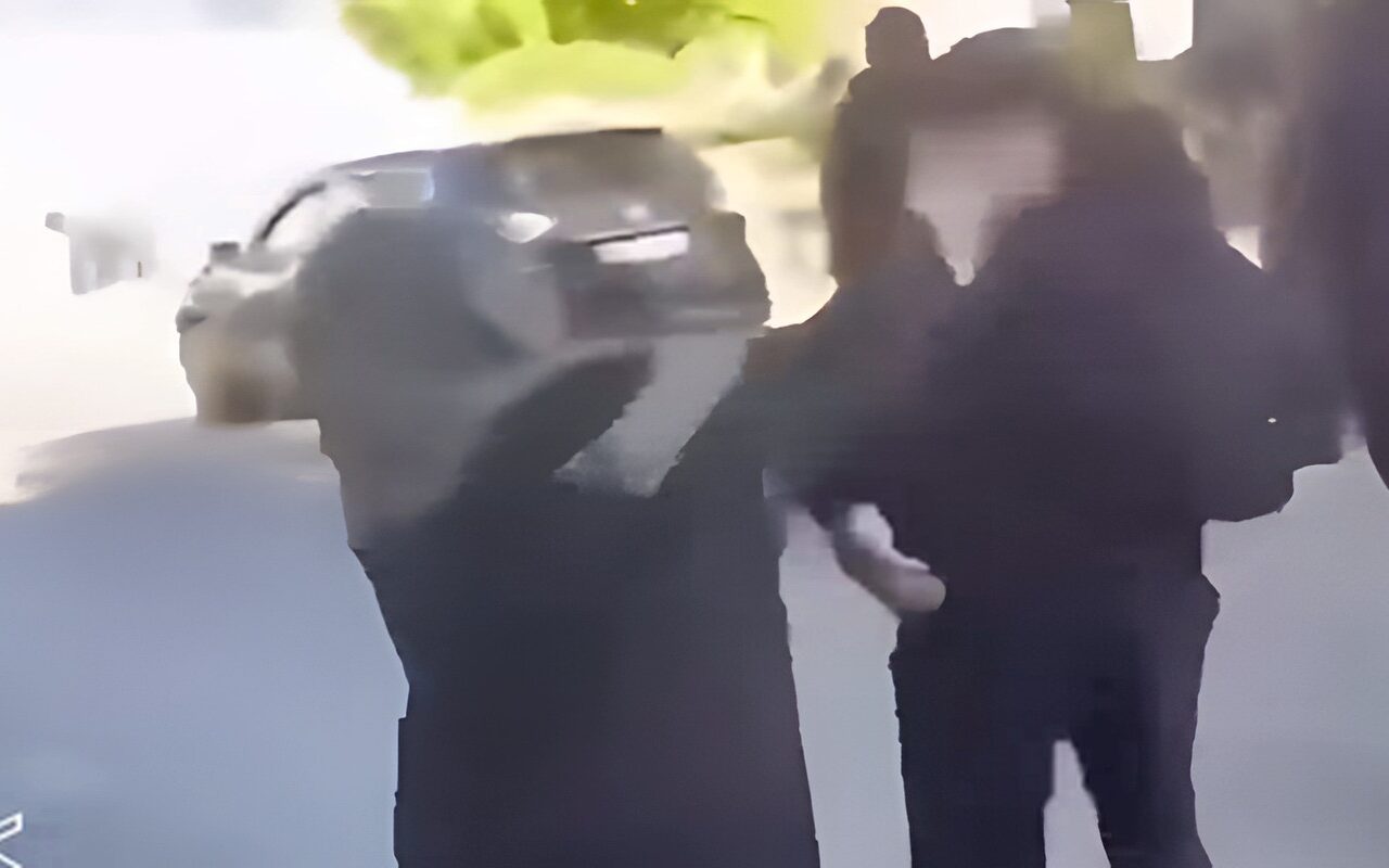 “هيبة الوالدين تكسر التمرد”.. لقطات درامية لآباء يجرون أبناءهم بقوة من بؤر الشغب في فرنسا