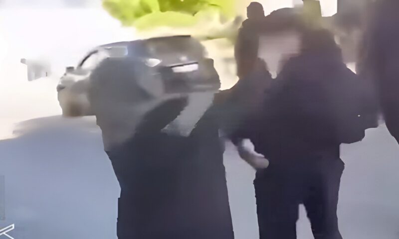 “هيبة الوالدين تكسر التمرد”.. لقطات درامية لآباء يجرون أبناءهم بقوة من بؤر الشغب في فرنسا