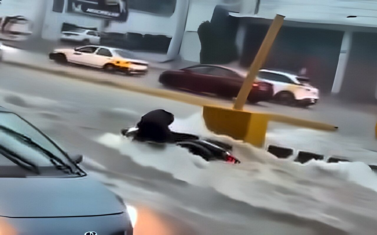 إعصار “سيمون” يضرب جنوب المكسيك ويغمر أكابولكو بفيضانات مدمرة