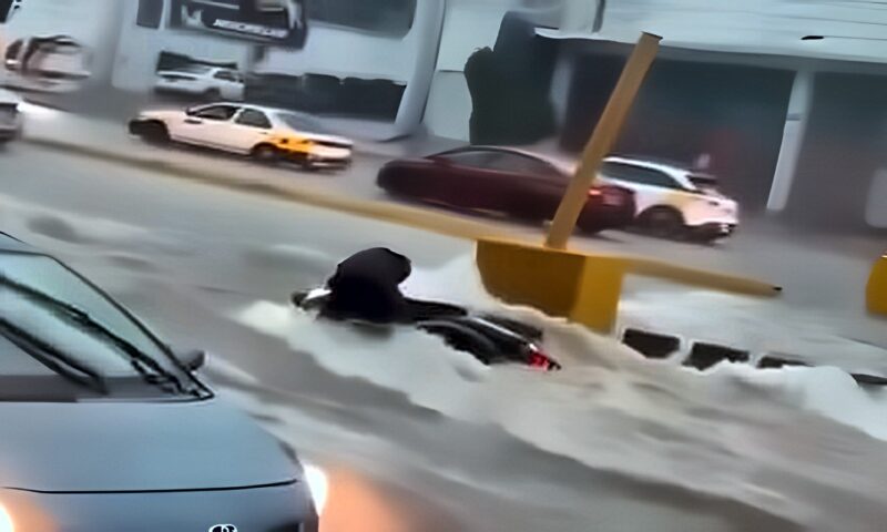 إعصار “سيمون” يضرب جنوب المكسيك ويغمر أكابولكو بفيضانات مدمرة