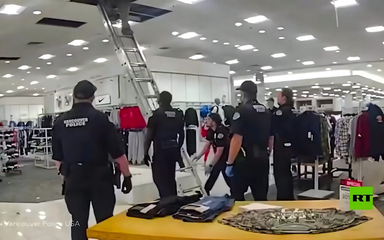 لقطات حية للحظة سقوط مثيرة لسارق من سقف مركز تجاري في أمريكا