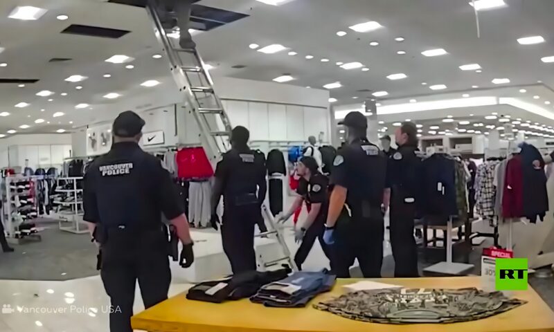 لقطات حية للحظة سقوط مثيرة لسارق من سقف مركز تجاري في أمريكا