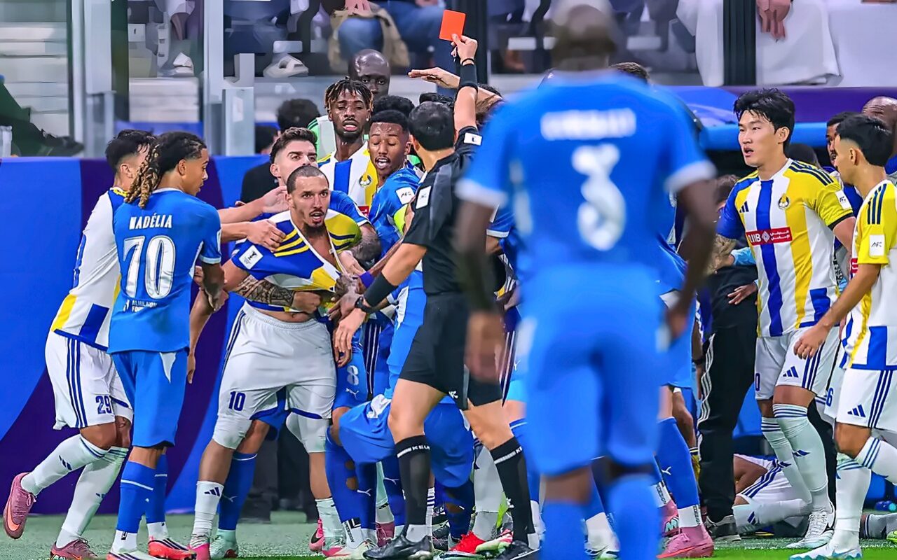 الاتحاد الآسيوي يعاقب ثنائي الهلال والغرافة بعد واقعة الطرد