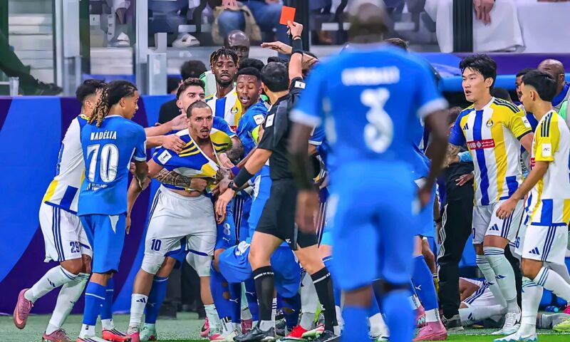الاتحاد الآسيوي يعاقب ثنائي الهلال والغرافة بعد واقعة الطرد