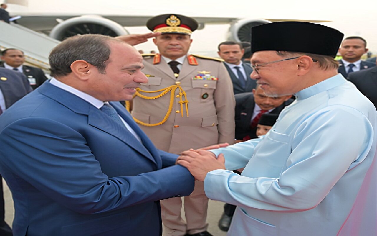 “تملي معاك”.. رئيس وزراء ماليزيا يرحب بالسيسي بأغنية لعمرو دياب