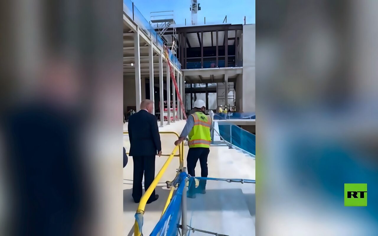 ترامب يتفقد أعمال بناء قاعة الاحتفالات الجديدة في البيت الأبيض