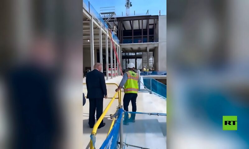 ترامب يتفقد أعمال بناء قاعة الاحتفالات الجديدة في البيت الأبيض