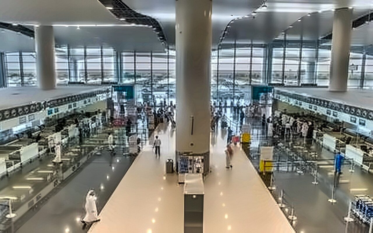 السعودية.. مطار الملك خالد يدعو المسافرين للتحقق من رحلاتهم قبل التوجه إليه