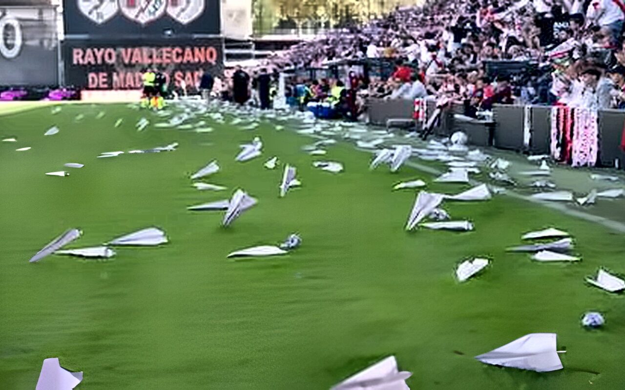 بسبب تساقط طائرات ورقية وكرات.. إلغاء مباراة في الدوري الإسباني (فيديو)