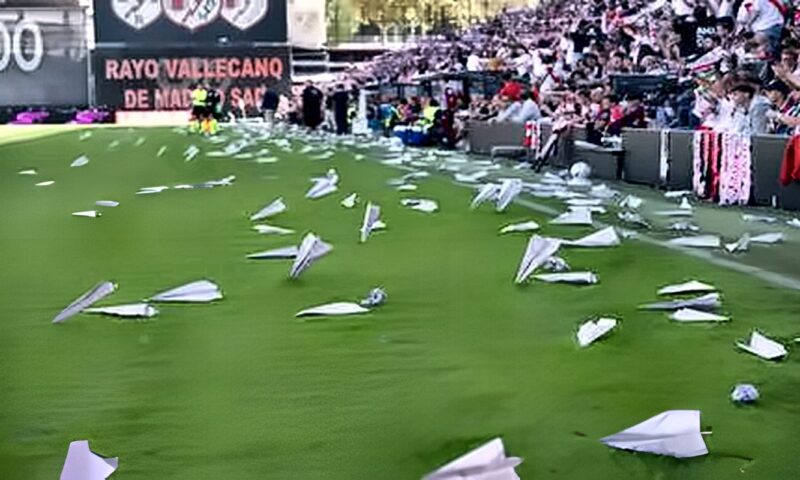 بسبب تساقط طائرات ورقية وكرات.. إلغاء مباراة في الدوري الإسباني (فيديو)