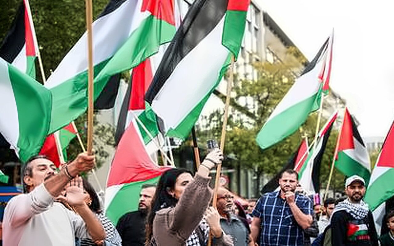 حشود بشرية تحيي الذكرى السنوية الثالثة لأحداث 7 أكتوبر