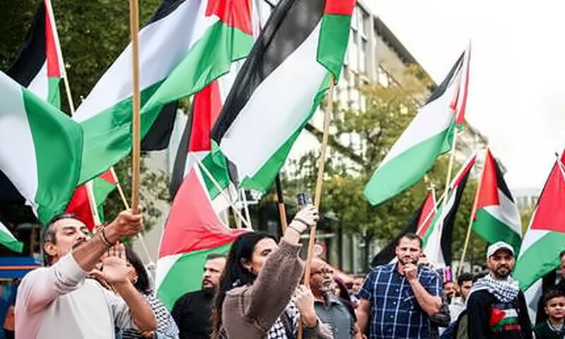 حشود بشرية تحيي الذكرى السنوية الثالثة لأحداث 7 أكتوبر