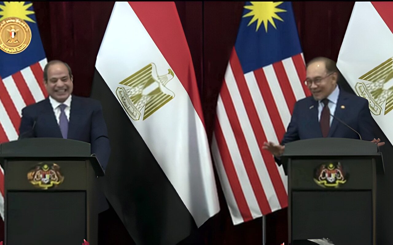 موقف طريف بين السيسي وأنور إبراهيم يغزو السوشيال ميديا (فيديو)