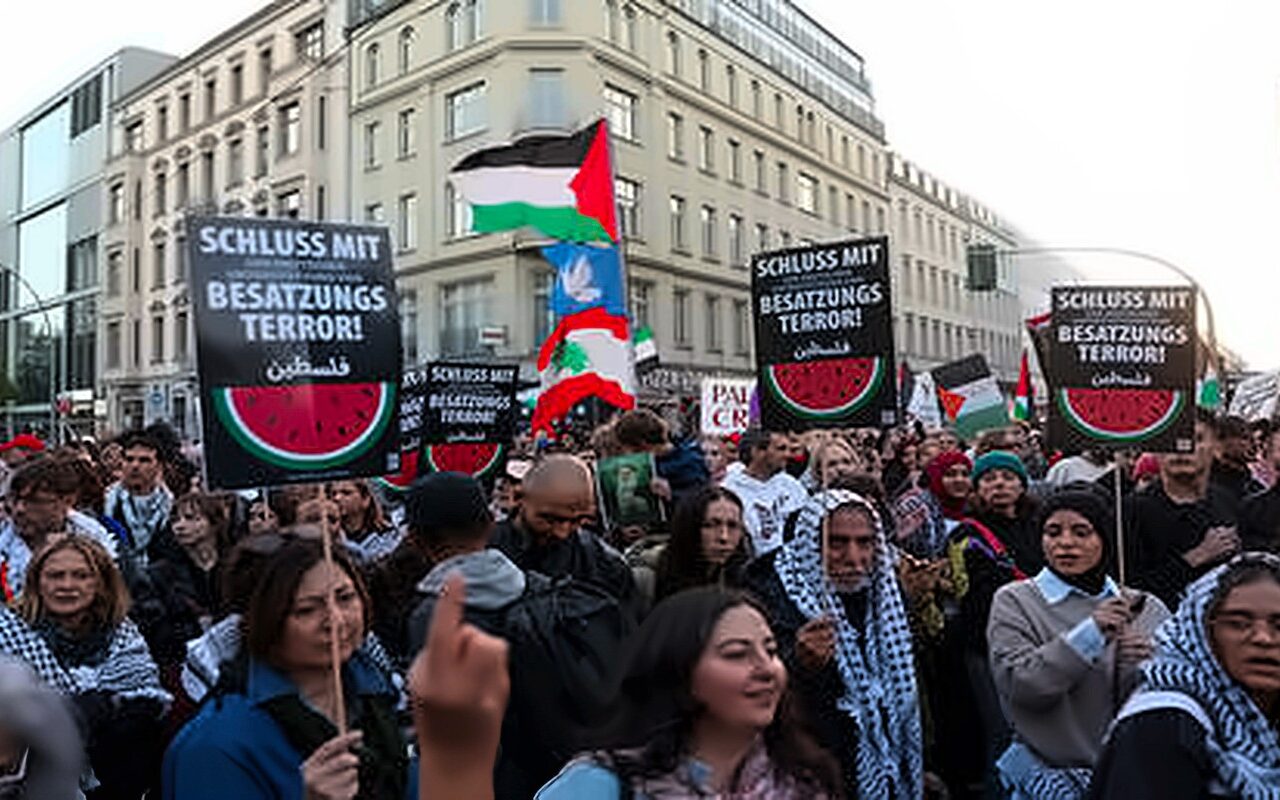 آلاف المتظاهرين يشاركون في مسيرة مؤيدة لفلسطين بالعاصمة الألمانية برلين