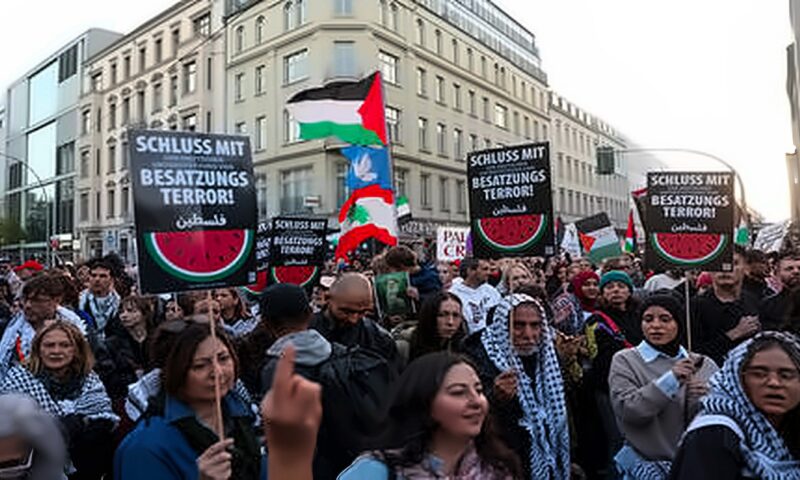 آلاف المتظاهرين يشاركون في مسيرة مؤيدة لفلسطين بالعاصمة الألمانية برلين