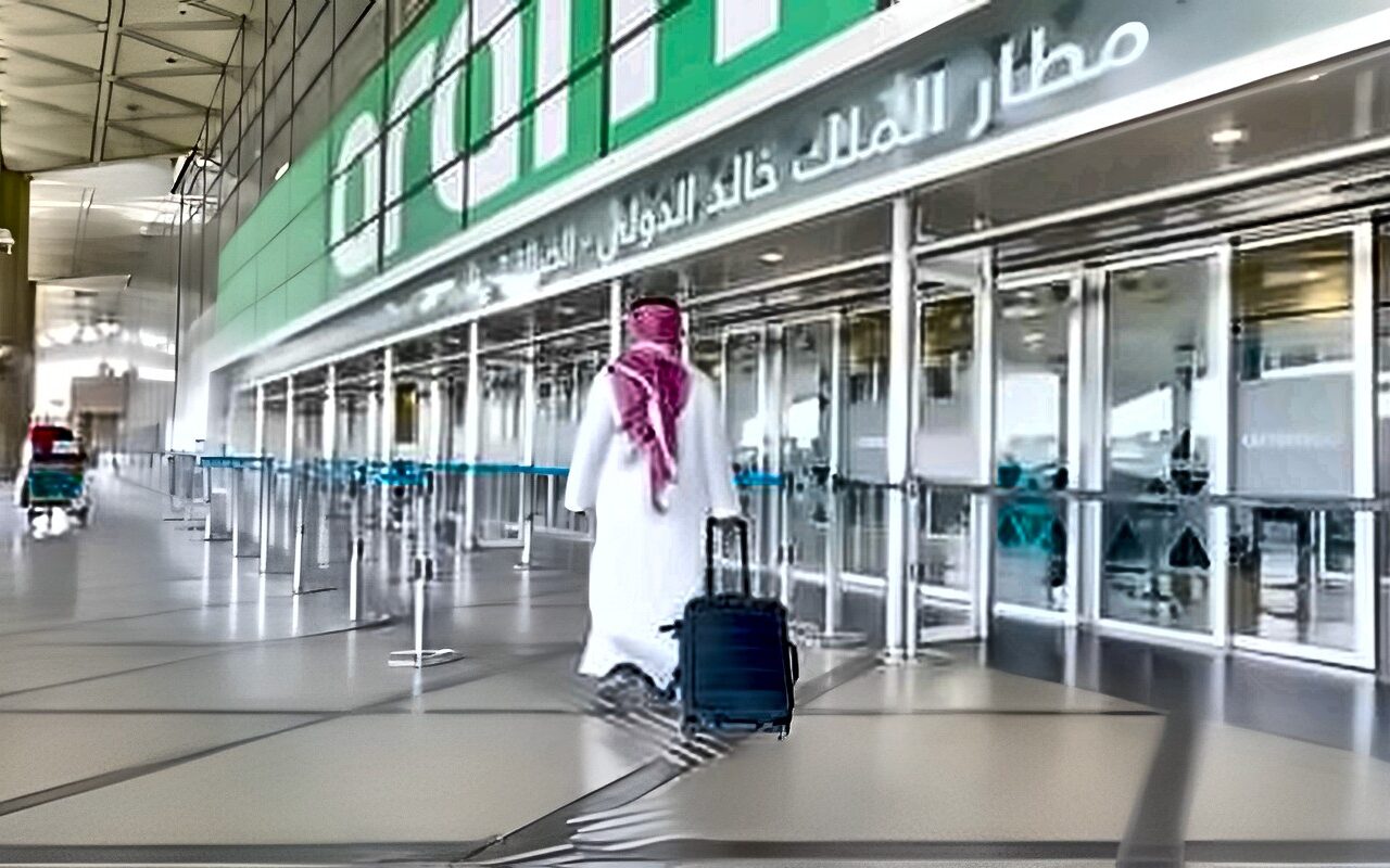مقاطع مصورة ترصد دوي صفارات الإنذار داخل مطار الملك خالد بالرياض عقب استهدافه أمس