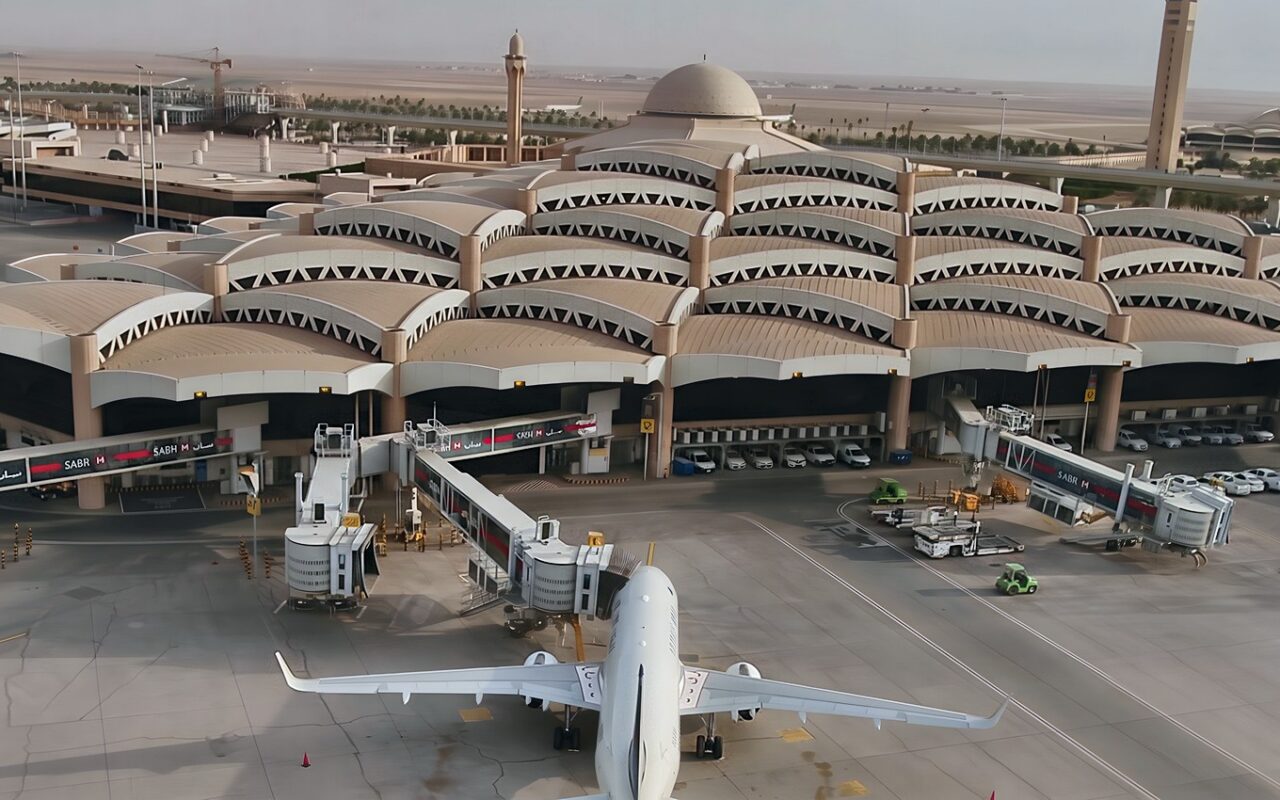 إدانات عربية لاستهداف مطار الملك خالد وتضامن واسع مع السعودية