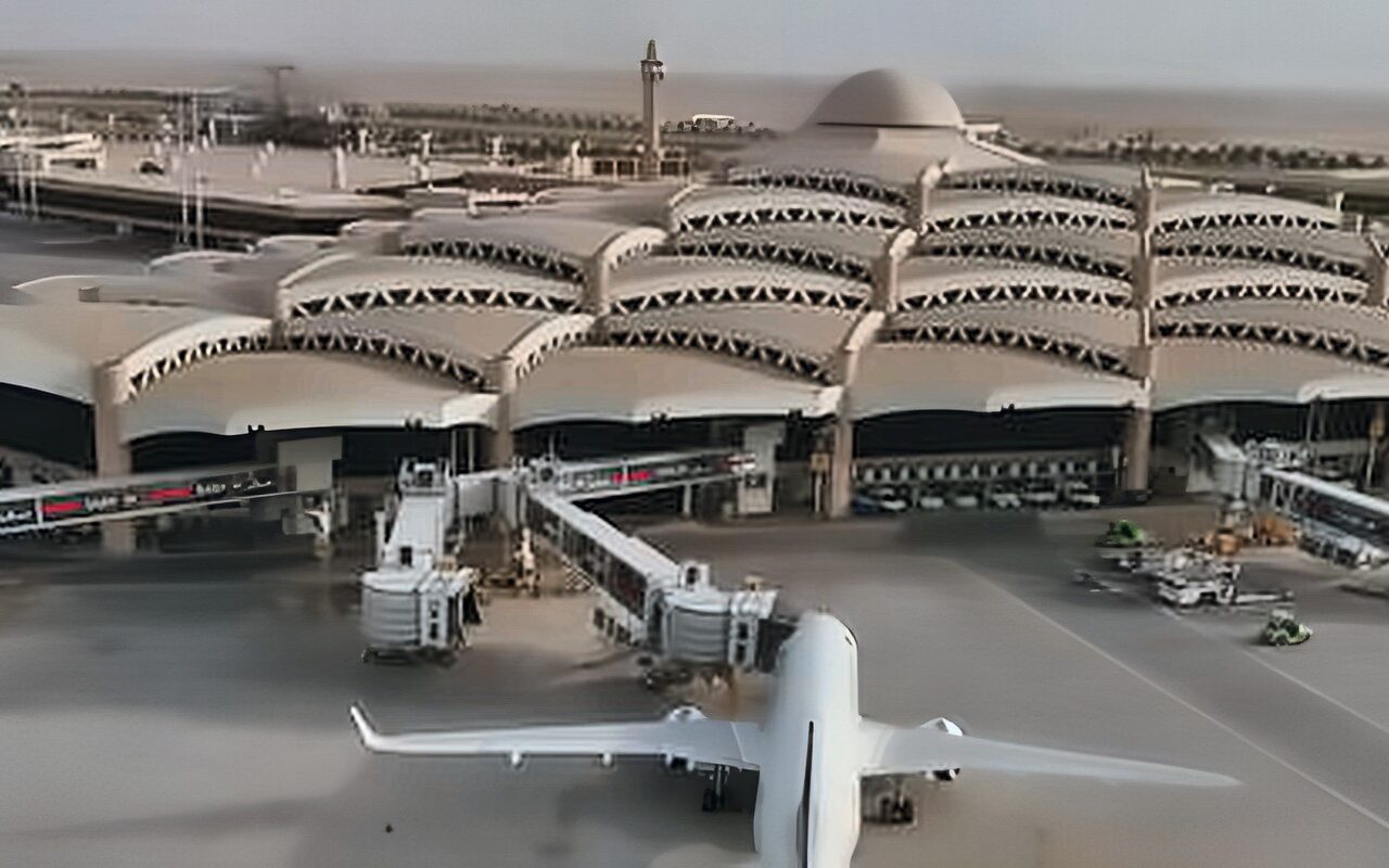 الخارجية المصرية تكشف تفاصيل مقتل مضيفة طيران وإصابة 5 مصريين في مطار الرياض