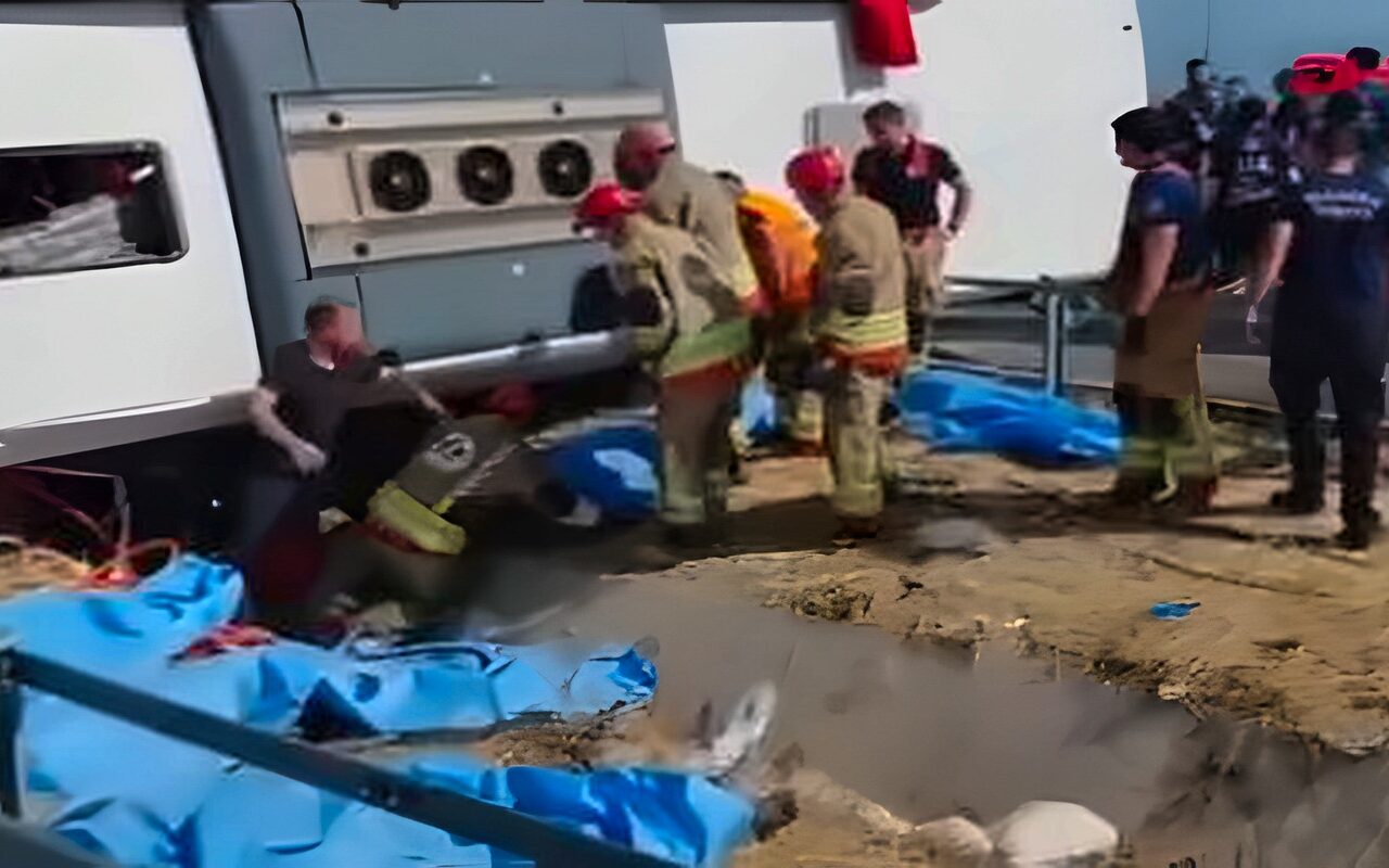 مقتل 11 شخصا وإصابة 26 آخرين في حادث اصطدام مروع بين حافلة سياحية وشاحنة غربي تركيا