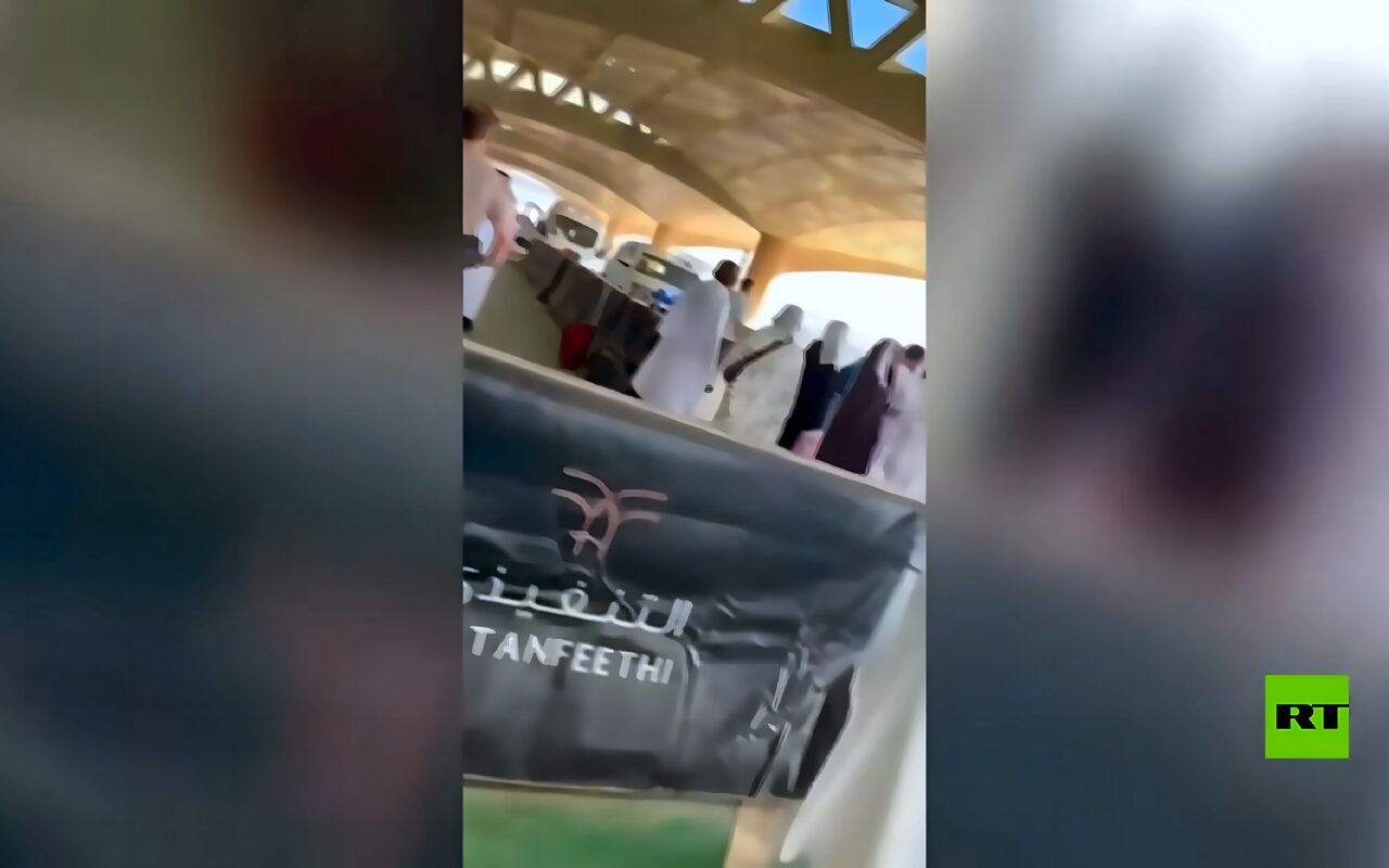 مشاهد توثق حجم الفوضى والأضرار داخل مطار الملك خالد بالرياض بعد تعرضه للهجوم