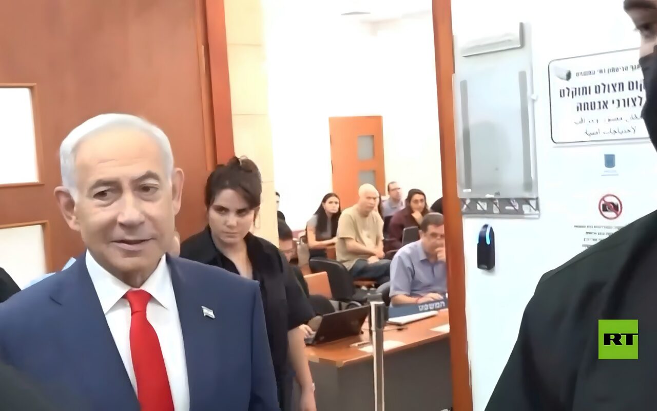 شاهد.. لحظة دخول نتنياهو لقاعة المحكمة بالقدس للاستماع لشهادة ماندلبليت
