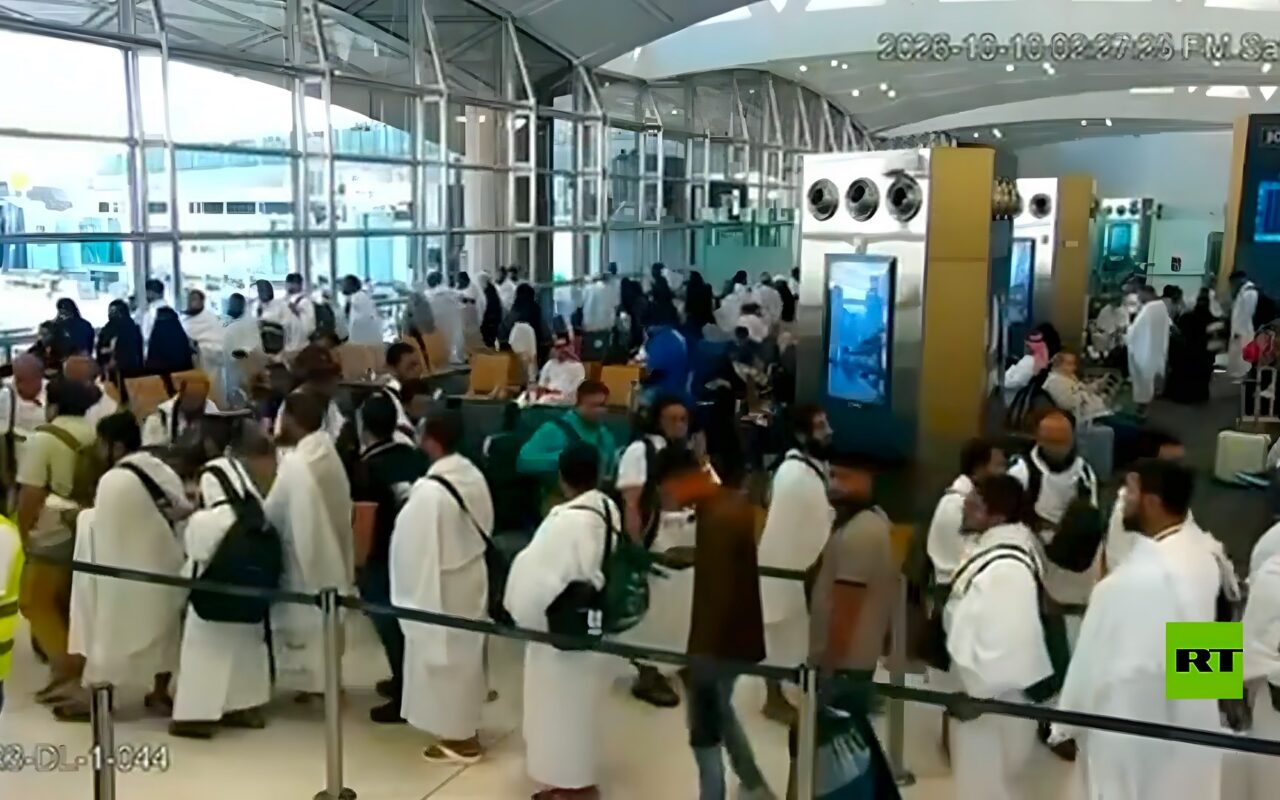 شاهد.. كاميرات داخل مطار الملك خالد في الرياض ترصد لحظة هجوم السبت