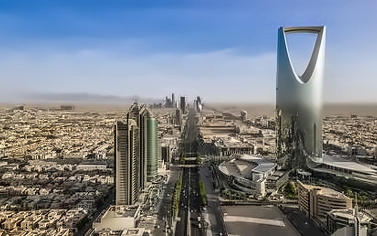 السفارات السعودية تسيّر حافلات لنقل العالقين في 5 دول إلى الرياض بعد إلغاء رحلاتهم الجوية