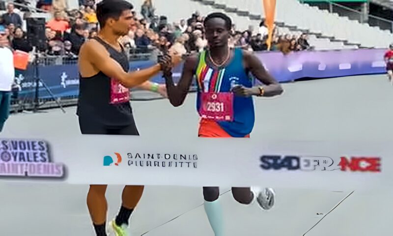 خطأ عداء كاد يكلفه السباق.. ومنافسه يفاجئ الجميع بتصرف غير متوقع