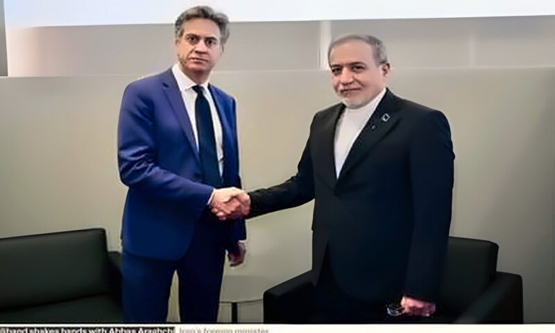 وزير الخارجية البريطاني في مأزق بسبب مصافحته لنظيره الإيراني في نيويورك