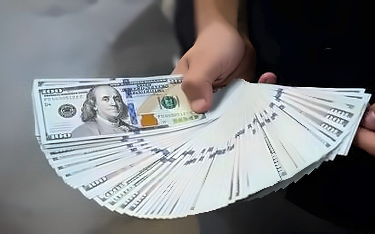 الدولار عند أعلى مستوى في 18 شهرا