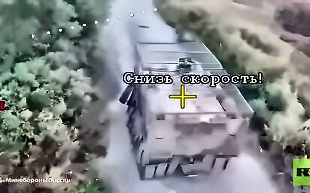 الطائرات المسيرة الروسية تستهدف ناقلة جنود مدرعة بريطانية الصنع من طراز «Mastiff»