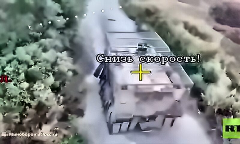 الطائرات المسيرة الروسية تستهدف ناقلة جنود مدرعة بريطانية الصنع من طراز «Mastiff»