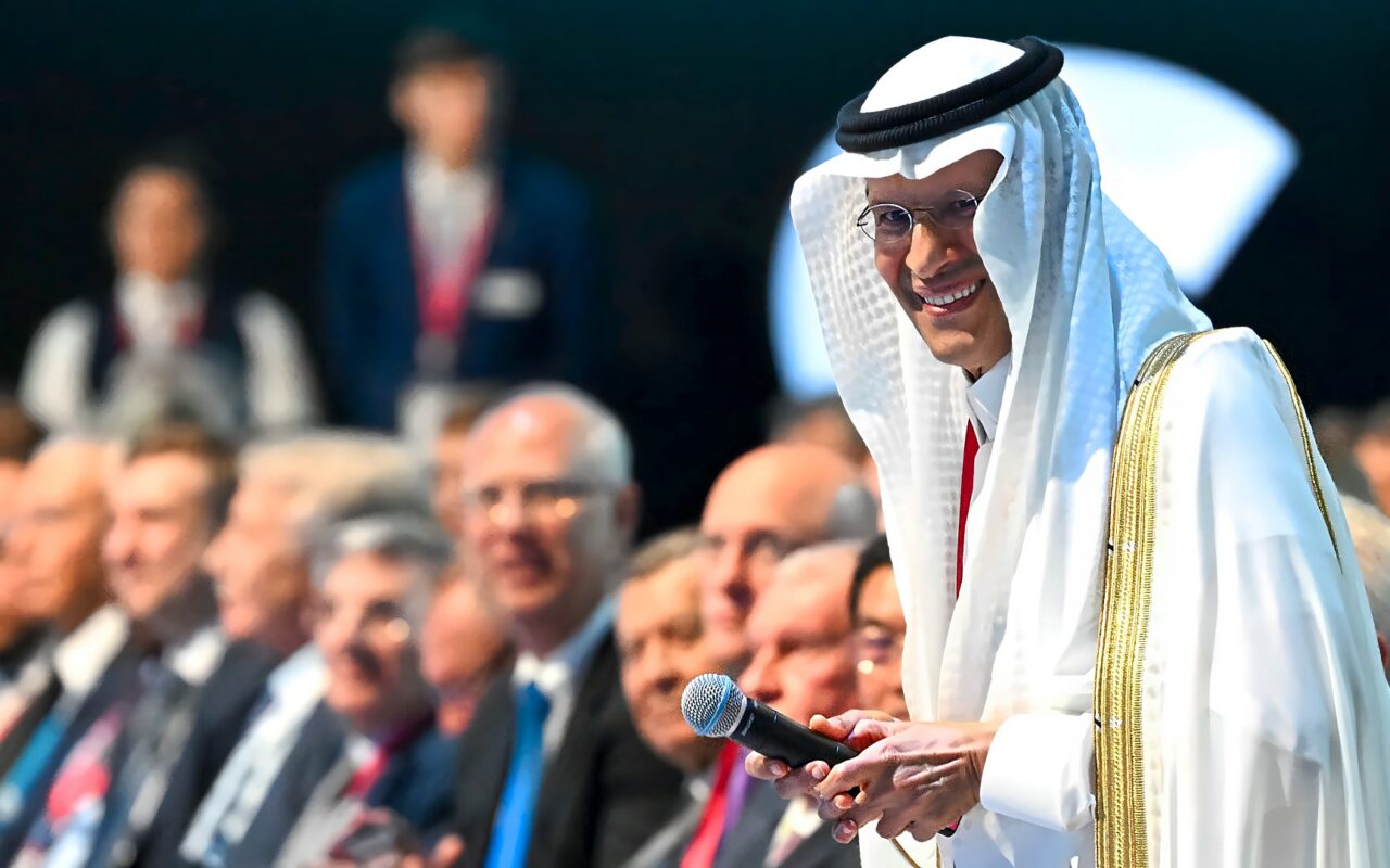 السعودية تحول خطّا للغاز لنقل النفط وتستهدف 10 ملايين برميل يوميا