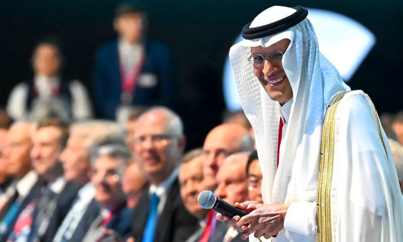 السعودية تحول خطّا للغاز لنقل النفط وتستهدف 10 ملايين برميل يوميا
