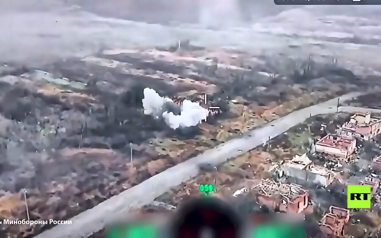 مقاطعة سومي.. دبابة T-80BVM الروسية تستهدف مواقع عسكرية أوكرانية