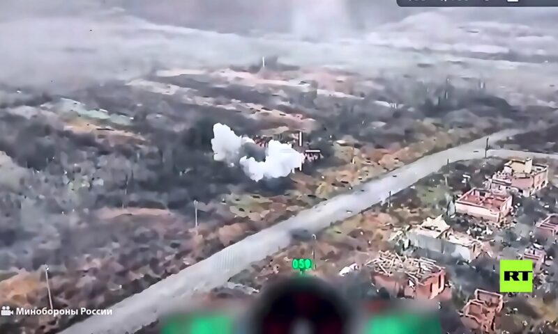 مقاطعة سومي.. دبابة T-80BVM الروسية تستهدف مواقع عسكرية أوكرانية