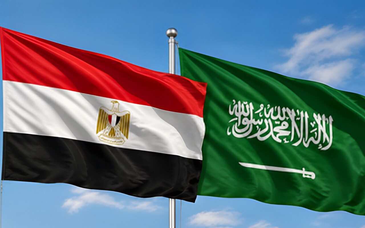 شاعر مصري يثير الجدل برغبته وضع ممتلكاته تحت تصرف السفارة السعودية